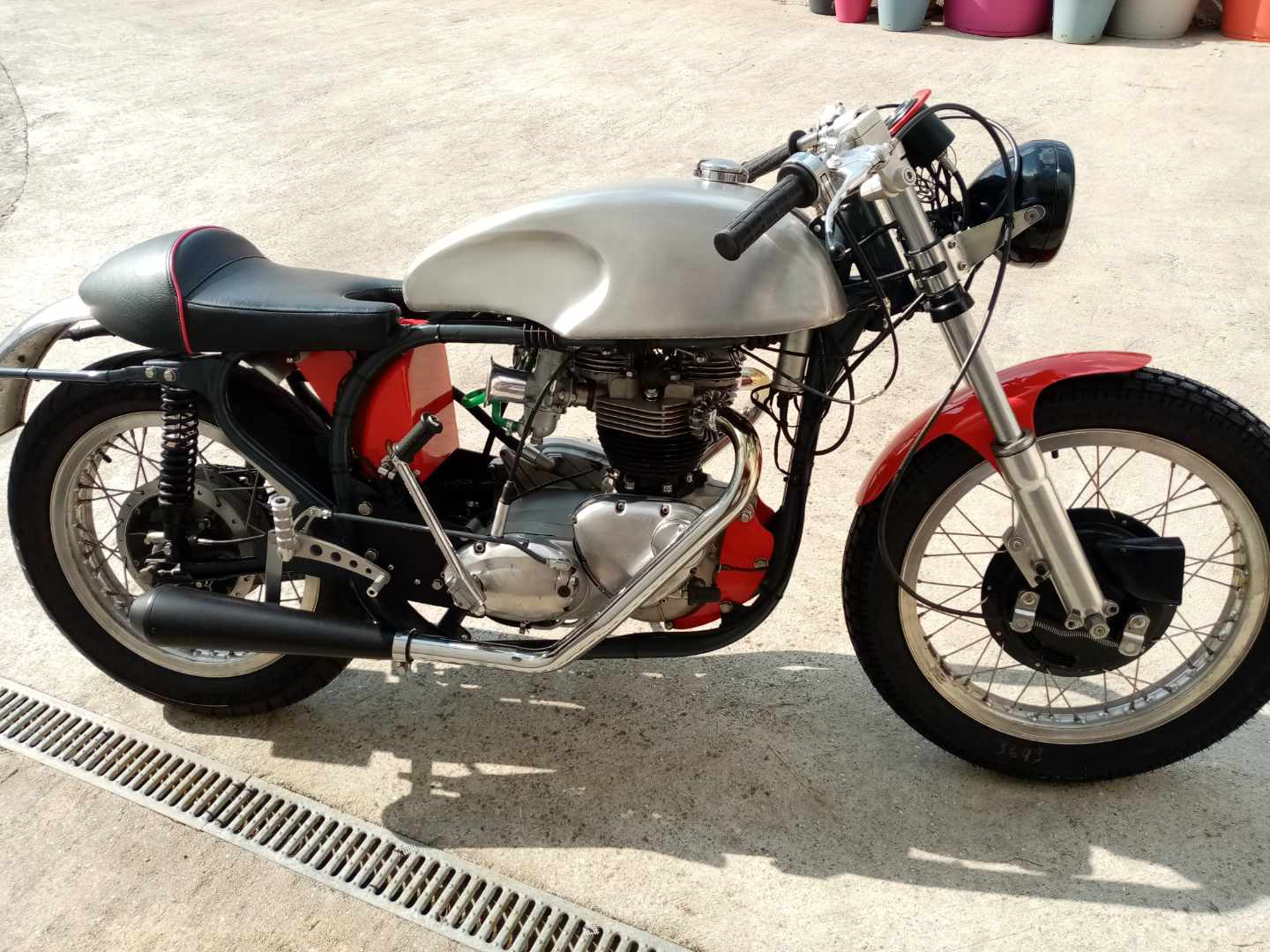 Triton. Cadre norton atlas avec CG. Moteur T120R de 69
